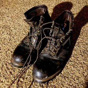 Chippewa boots, size 12. Very good condition. Vibram soles. Nice work boots !!